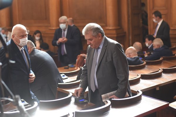 Лидерът на Комунистическата партия Александър Паунов  седна на последните редове в пленарна зала и се регистрира като независим депутат в началото на заседанието.