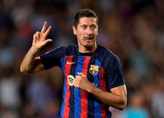 Роберт Левандовски показва колко гола е вкарал на “Виктория” при дебюта си за “Барселона” в Шампионската лига.

СНИМКА: РОЙТЕРС