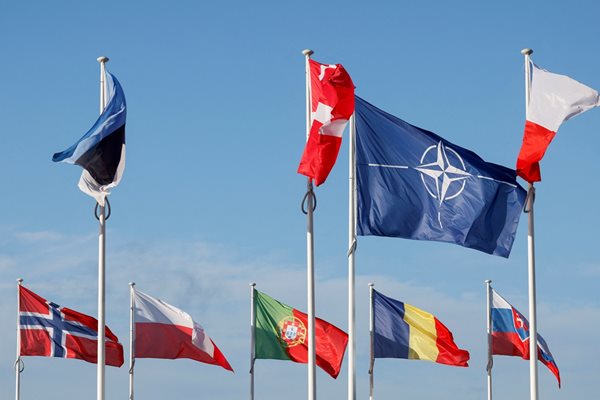 Знамената на страните членки се веят пред щаба на НАТО в Брюксел, Белгия, 16 ноември 2022 г.
