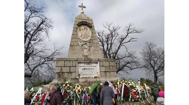 Десетки венци и цветя оставиха пред паметника на Цар Освободител в Пловдив.
