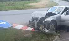 Кола се обърна, а друга се заби в пътен знак при катастрофа край Горни Богров (Снимки)