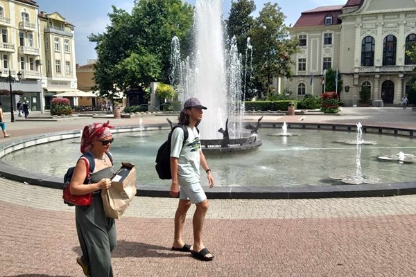 Пловдивчани се разхождат в топлото време.