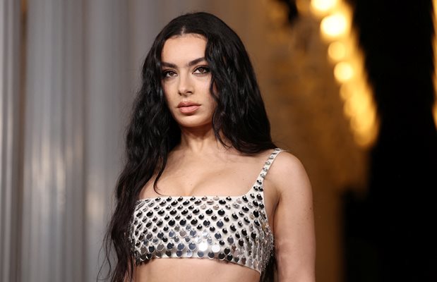 Британската превица Чарли Екс Си Екс (Charli XCX), чийто албум Brat се смята за начало на дума да навлезе в ежедневния речник на младите.

СНИМКА: РОЙТЕРС