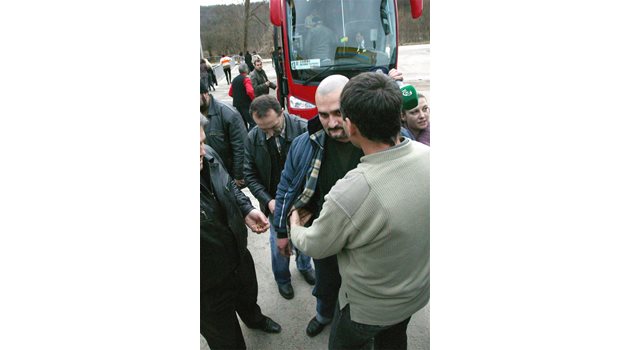 АРЕСТ: Полицаи задържат Атила на 27 януари 2009 г., минути след като освободи заложниците от отвлечения автобус.
