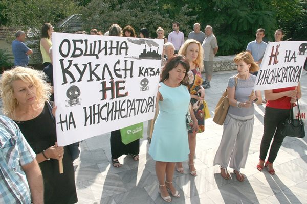 През август жители на Куклен протестираха пред екоинспекцията в Пловдив срещу крематориума