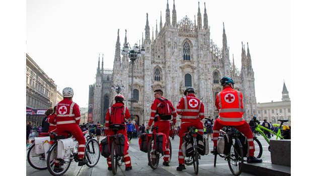 Доброволци от Червения кръст пред катедралата на Милано