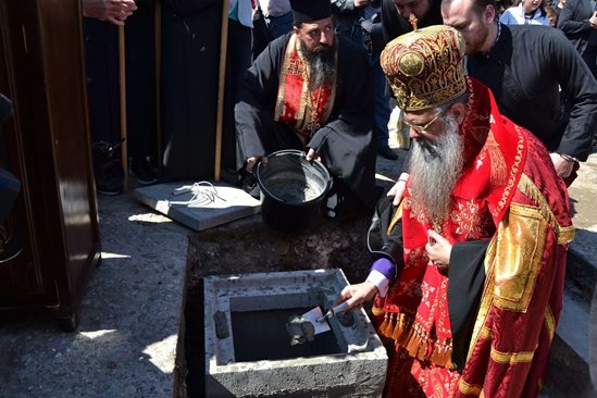 Митрополит Николай постави първия камък на нов храм в Кърджали
