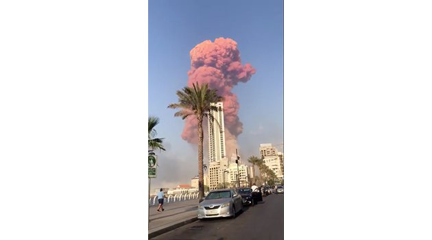 Розова гъба от експлозията се  издига над ливанската столица.

