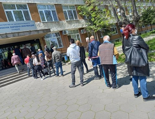 След поредната вълна опашките от желаещи за ваксиниране в Пловдив се появиха.