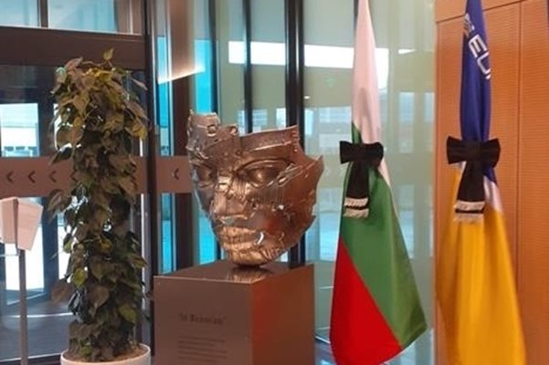 До статуята е поставено знамето на България и траурна лента. СНИМКА: МВР