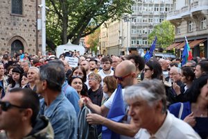 Тук не е Москва, викат пред президентството с плакати "Радев е позор" (Снимки)