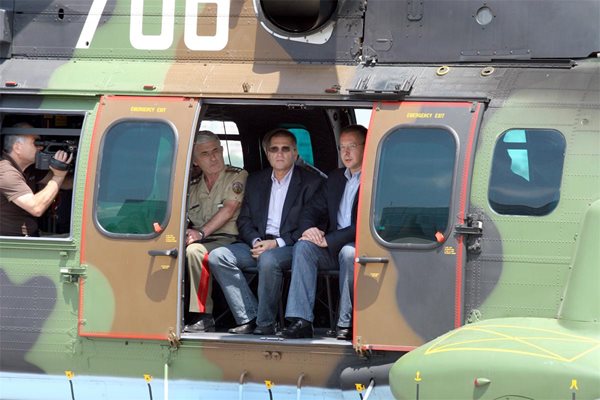 Сергей Станишев, Николай Цонев и Златан Стойков оглеждат с хеликоптер мястото на взрива.
Снимка: КРИСТИНА ЦВЕТКОВА