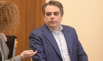 Изслушват Асен Василев заради скандала в Агенция "Митници"