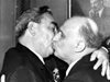 Страстни целувки в Деня на целувката - като на Брежнев и Живков (Снимки)