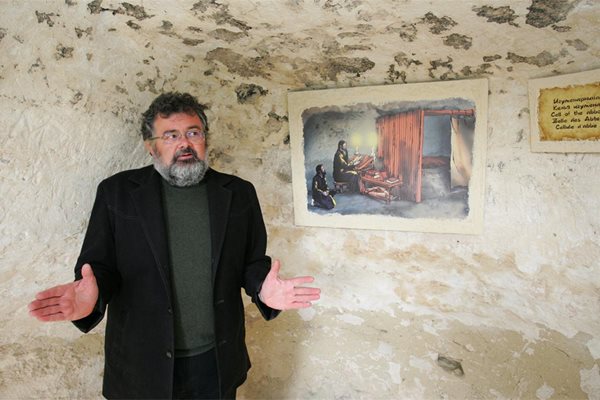 ХОБИ: Археологът Валери Кинов от години се занимава със загадките около Аладжа манастир. 