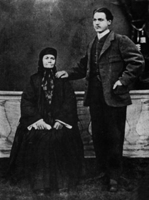 Гина Кунчева с внука си Начо Начев, 1876 г.