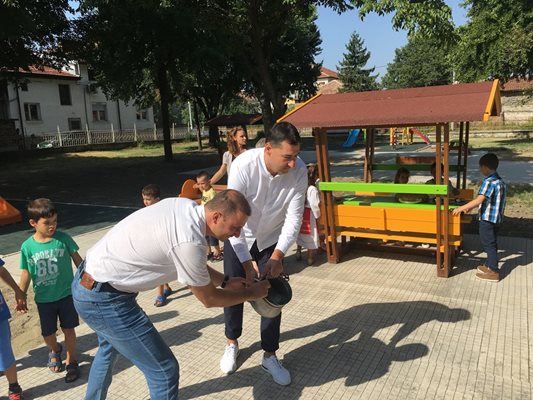 Борислав Инчев и Иван Тотев лиснаха менчето на четирите нови площадки в "Ралица".