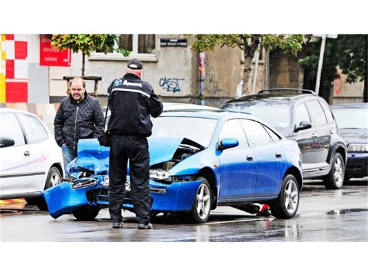 Красимир Стойчев оглежда маздата, чийто шофьор ударил колата му, докато правел обратен завой.
СНИМКА: БУЛФОТО