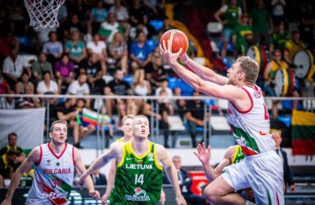 Александър Везенков вкара 29 точки при загубата от Литва. Снимка: Basketball.bg