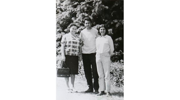 Георги Аспарухов с майка си Мара и сестра си Лидия СНИМКА: АРХИВ, "24 ЧАСА"