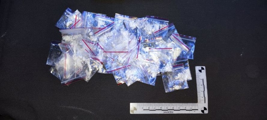 При претърсване в дома на мъжа са открити 72 прозрачни полиетиленови пликчета със ситно нарязана суха зелена листна маса.