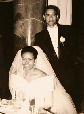 Барак Обама и Мишел Обама - семейна снимка от сватбения им ден, 18 октомври 1992 година. СНИМКИ: Callie Shell—Aurora Photos