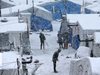 Десетки бежанци изоставени в снега около Солун, българин заряза камиона си