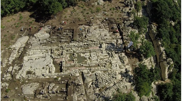Около 100 гроба са разкрити до момента около най-голямата базилика в Родопите, която се намира в южното подградие на историческия връх.