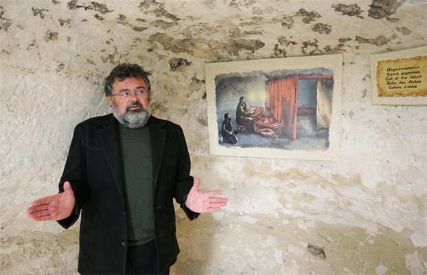 ХОБИ: Археологът Валери Кинов от години се занимава със загадките около Аладжа манастир. 