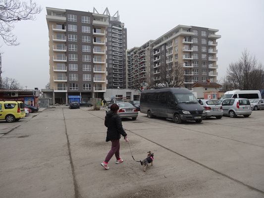 На тази бетонна площадка в район "Западен" ще се издигне паркинг на 4 етажа. Снимки: Авторът