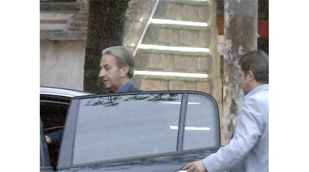 МЛАДОЛИК: 70-годишният Паоло Бини се качва в луксозната френска лимузина.