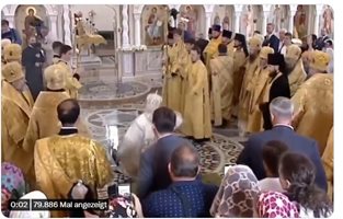 Руският патриарх падна по време на богослужение (Видео)
