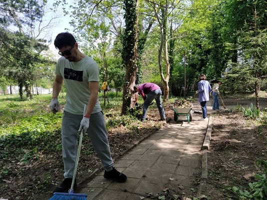 Десетки доброволци и украинци чистиха Белодробна болница в Пловдив.