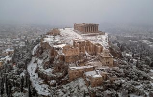 Снежната буря Барбара затвори училища и магазини в Атина (Снимки)