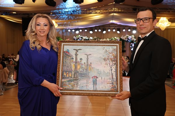 Васил Терзиев дари картина от личната си колекция.
СНИМКИ: РОМЕО  ЧОЛАКОВ