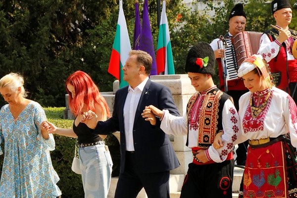 Търновци и Даниел Панов се хванаха на празнично хоро