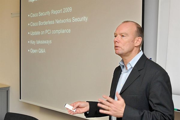 Бизнес мениджърът на продукти за сигурност на Cisco - Филип Рогебанд, отговарящ за развиващите се пазари, представя доклада на компанията.