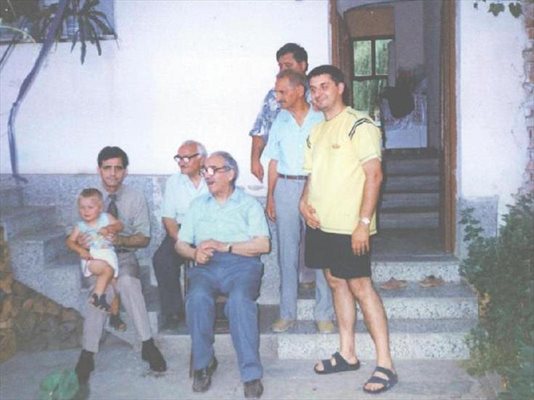 Мъжете от рода Добреви преди 11 години - Кольо с внука Николай, брат си, баща си Киро и сина Киро (тримата прави) и чичовците си пред фамилната къща в Гоце Делчев.