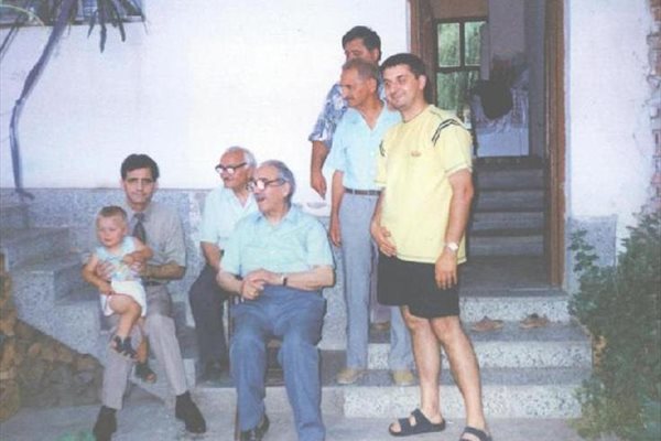 Мъжете от рода Добреви преди 11 години - Кольо с внука Николай, брат си, баща си Киро и сина Киро (тримата прави) и чичовците си пред фамилната къща в Гоце Делчев.