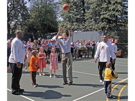 Президентът на САЩ стреля към коша по време на демонстративен мач с деца. Вдясно е след травмата, получена на баскетбол.
СНИМКИ: РОЙТЕРС
