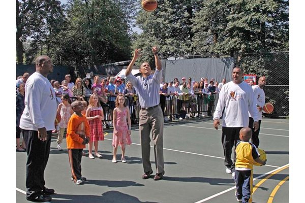 Президентът на САЩ стреля към коша по време на демонстративен мач с деца. Вдясно е след травмата, получена на баскетбол.
СНИМКИ: РОЙТЕРС
