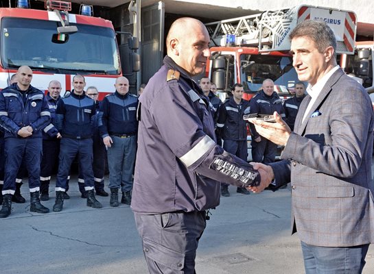 Зам.-кметът на Варна Пейчо Пейчев награждава пожарникарите.