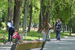 Ето как пловдивчани щурмуват парковете, някои са без маски (Видео, снимки)