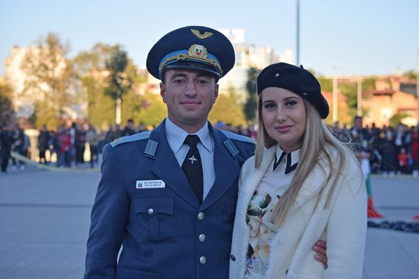 Старши лейтенант Никола Величков предложи брак на Десислава Тенева с транспарант, веещ се от парашут.  