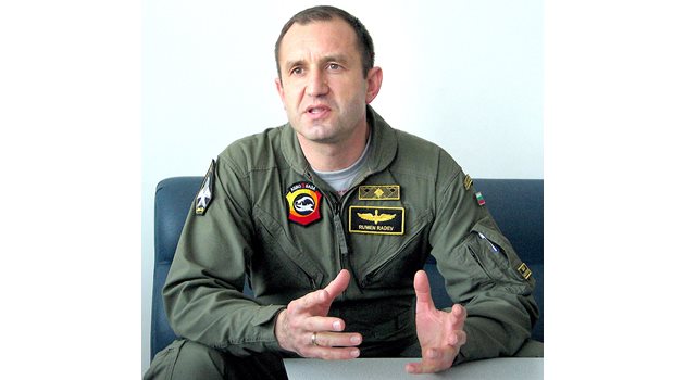 Първият командир на младия пилот Румен Радев е Николай Калев. 