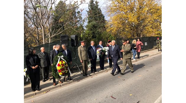 Вътрешният министър Иван Демерджиев присъства на панихида в памет на загиналите войници и офицери пред паметника-костница в Благоевград.