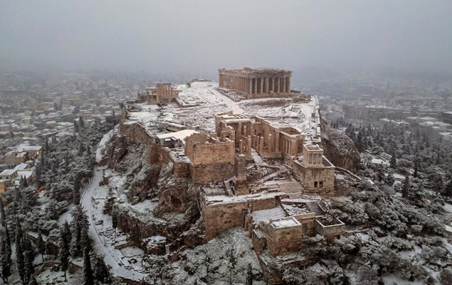Снежната буря Барбара затвори училища и магазини и наруши пътния трафик в Атина
Снимка:Ройтерс