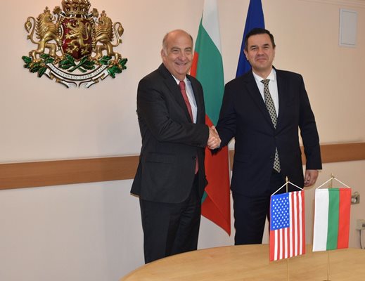 Министърът на икономиката и индустрията Никола Стоянов се срещна с новоназначения посланик на САЩ в България Н. Пр. Кенет Мертен