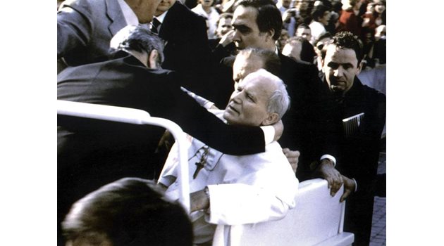 АТЕНТАТ: На 13 май 1981 г. папа Йоан-Павел II е прострелян от Али Агджа.