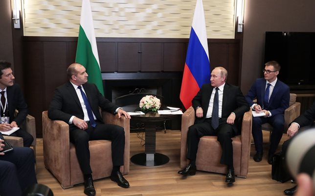 Президентите на България и Русия Румен Радев и Владимир Путин разговаряха първо в тесен кръг, а след това и на официален обяд.  СНИМКИ: ПРЕССЛУЖБА НА ДЪРЖАВНИЯ ГЛАВА